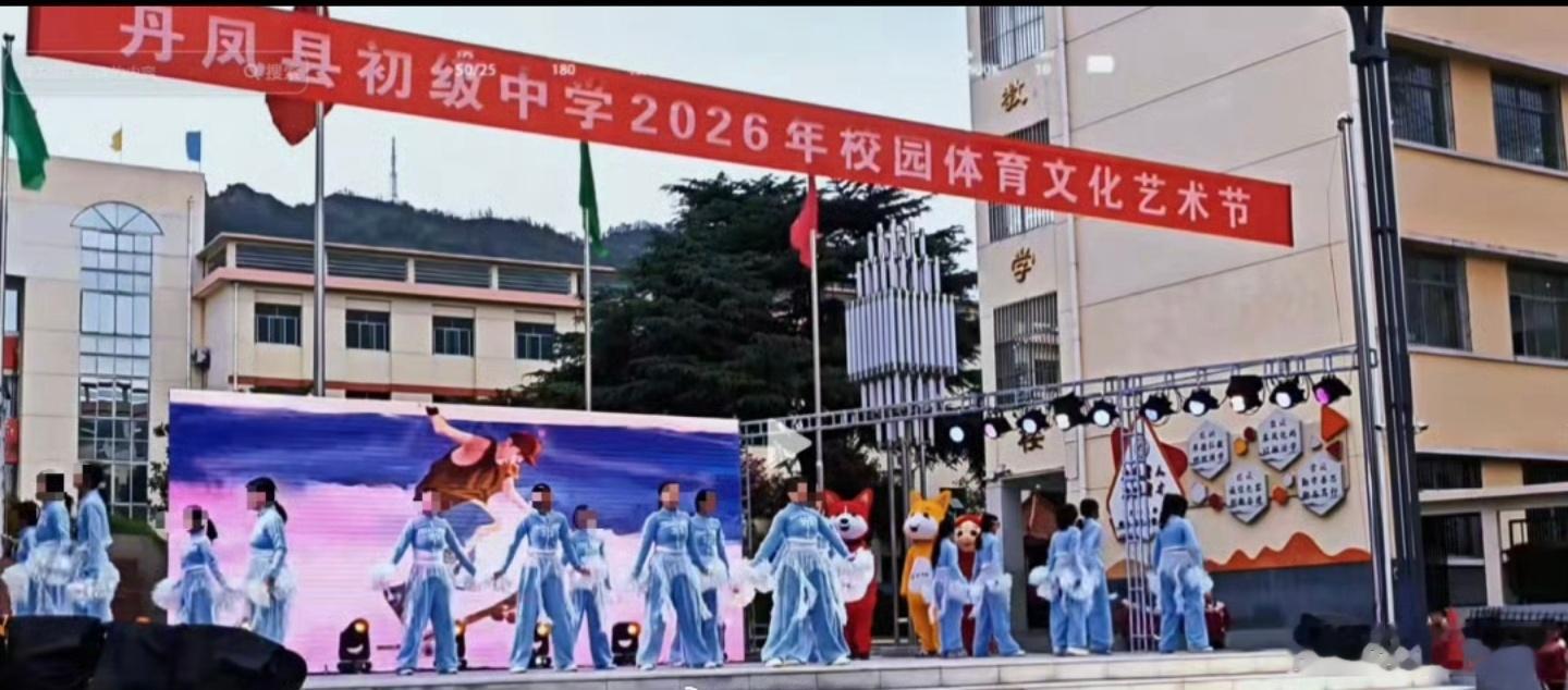 演出服遭集体退货家属称表演取消艺术节圆满落幕，商家含泪收尾。穿完演完脏完，卡点七