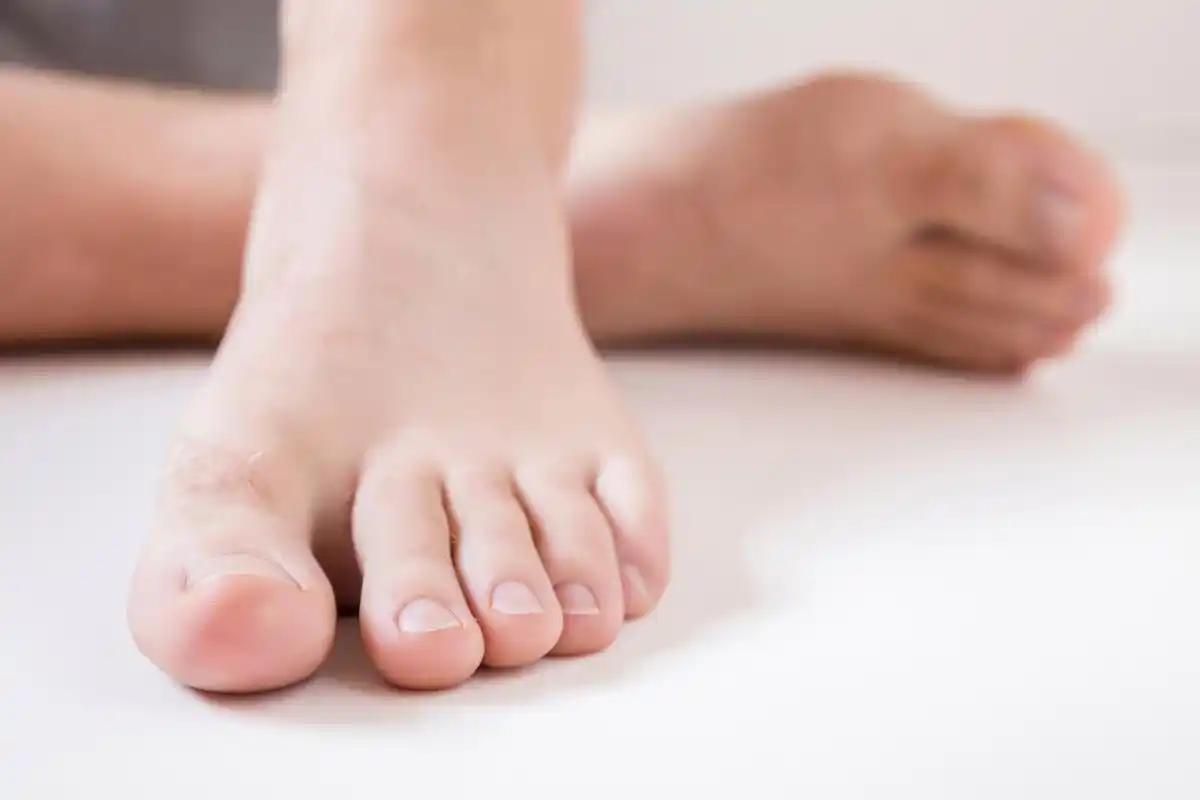 《大病来临，脚先知？若是你的脚部有5个表现，或是大病信号》
世人皆知“头重脚轻”