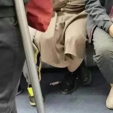 拿出手机，拆下手机壳，假装清理手机，把手机壳掉地上，如果掉的位置不对，用脚踢到位