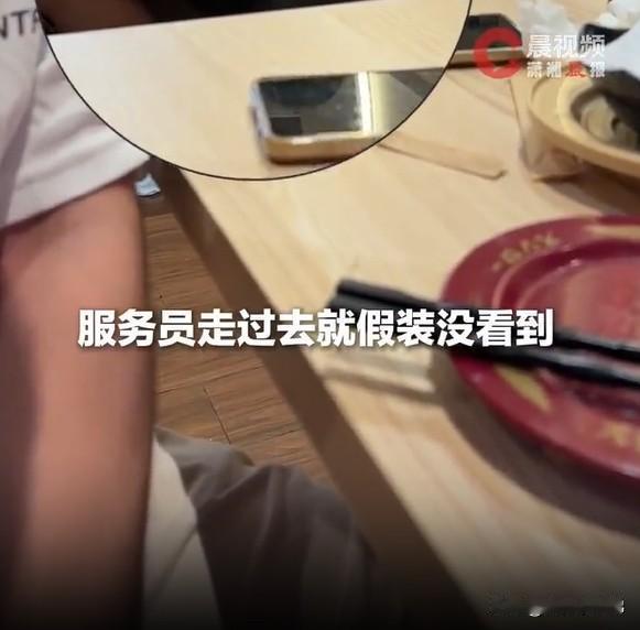 无权制止餐桌小便
北京海淀大悦城寿司郎发生离谱一幕😱
有家长直接在餐桌卡座上给