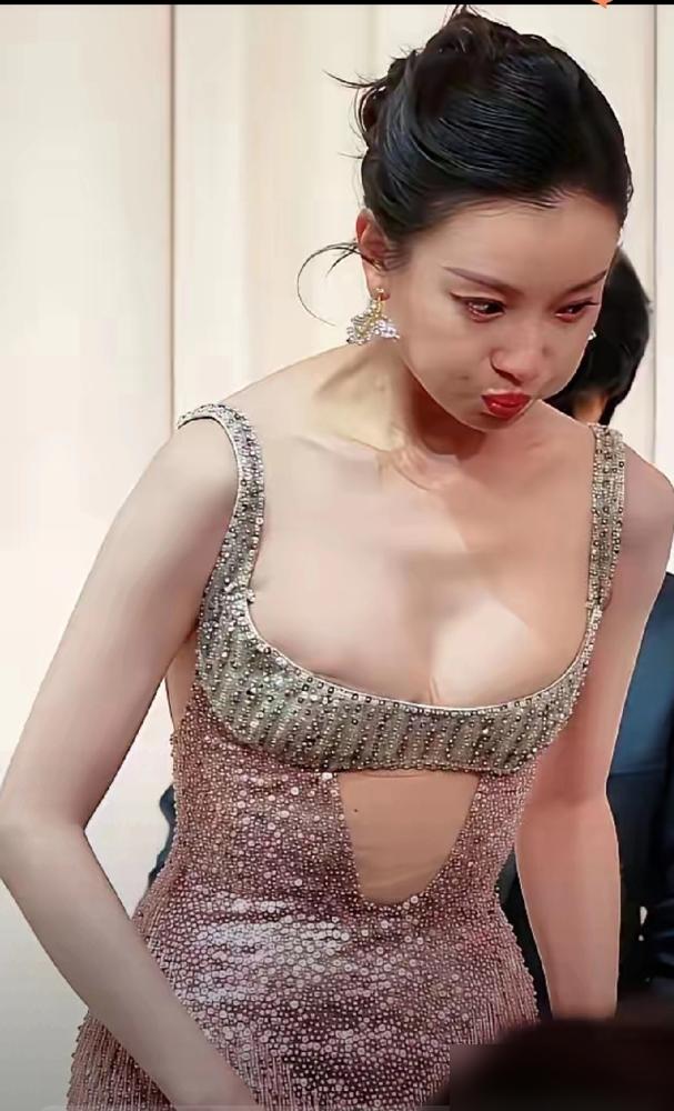 杨幂周冬雨VOGUE盛典集体“翻车”！百万高定竟穿成“黑山老妖”？
 
顶级盛典