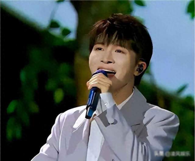 周深的歌声与键盘声，十年争议背后的清唱真相，中秋夜他沉默回应