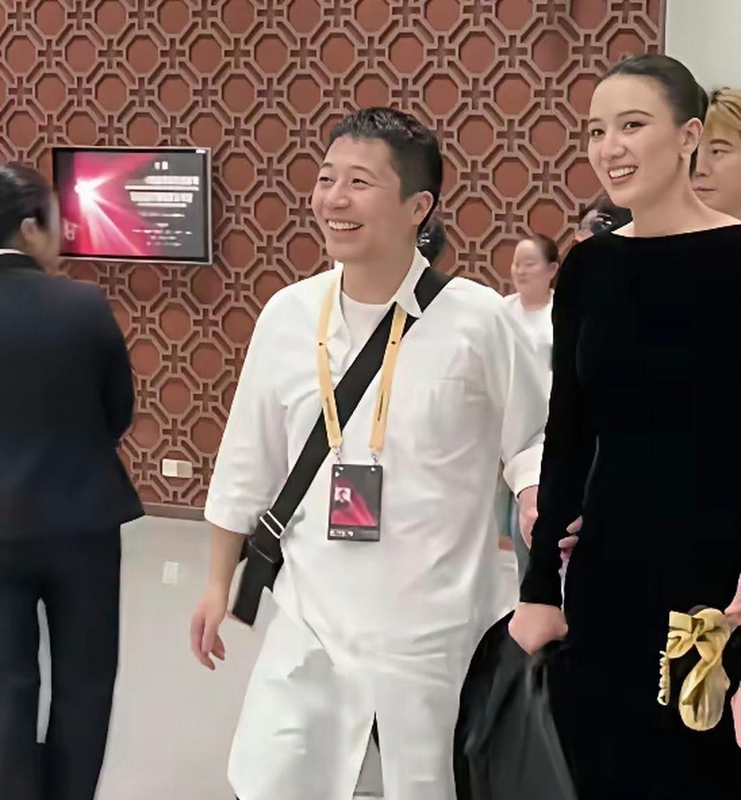 宋佳跟王伟又被拍到一起吃晚饭，俩人从2020年传到现在，同框画面一箩筐，颁奖礼后