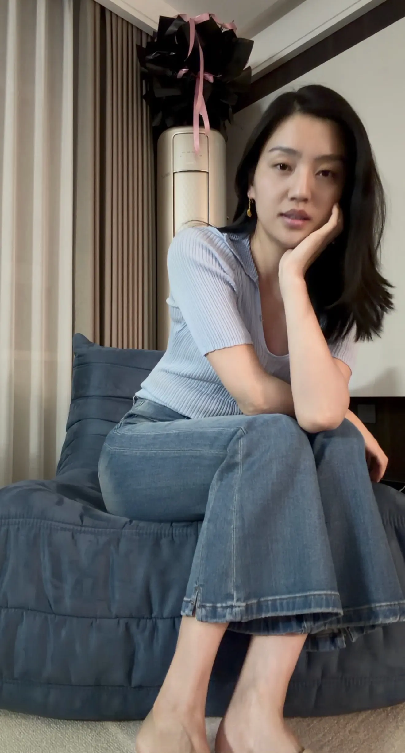 人有时候啊，石头扔过来不吭声，糖递过来却红了眼眶。盔甲不怕刀剑，就怕有...