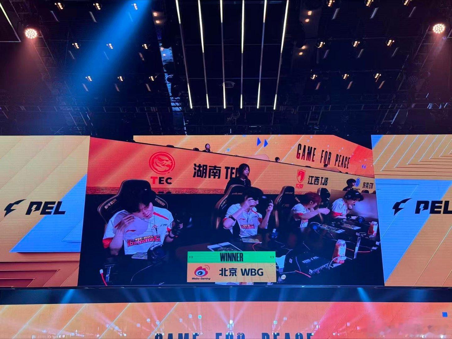 WBG周决满编吃鸡周决全队顺利吃鸡，WBG所有人手感火热，枪线协同堪称完美，保持