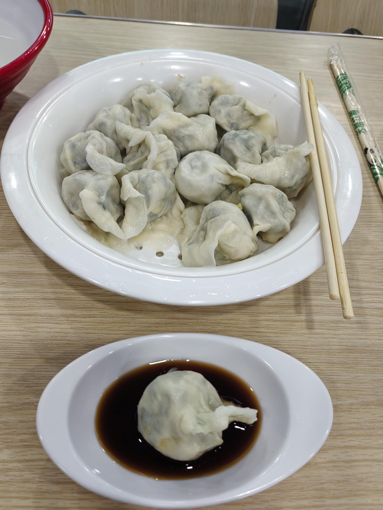 上完两节课，来猫不闻吃饺子。
     要的韭菜虾皮鸡蛋饺子，十五个饺子，18.