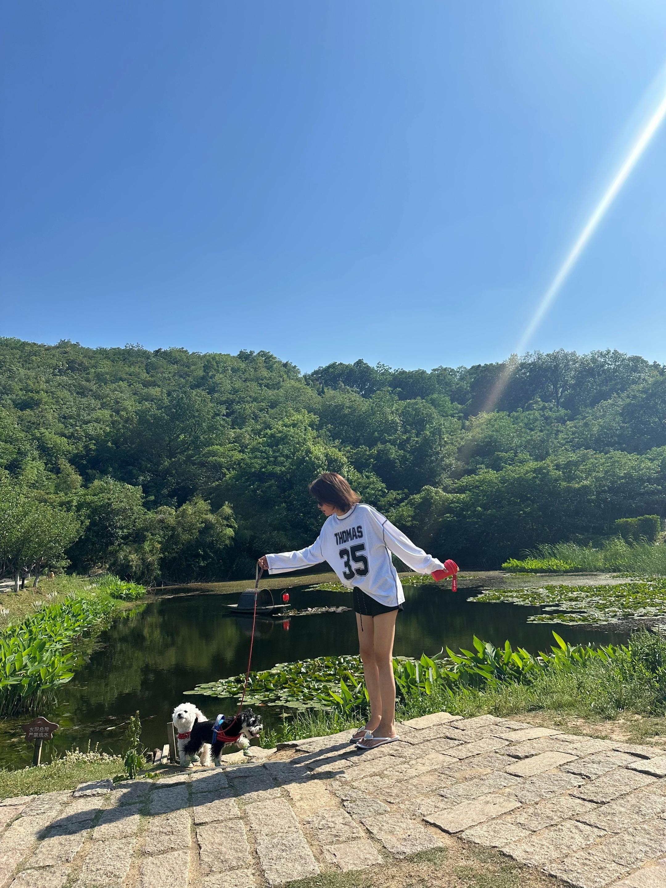 萌宠出道计划 户外女孩 山间夏日穿搭 户外 带着狗狗去旅行
