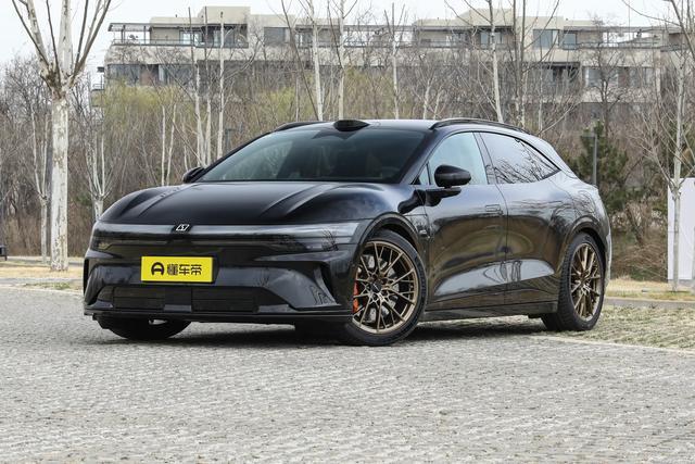 日前，懂车帝拍摄到了2026款极氪007GT顶配版的实车图，具体版型为长续航四驱