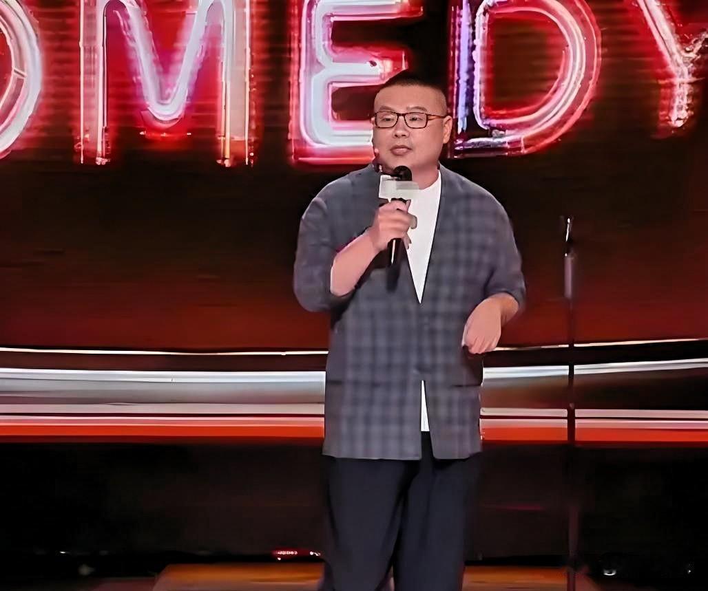 岳云鹏未来的地位很值得期待。在相声界，他已是德云社顶梁柱，新一代相声演员里人气超