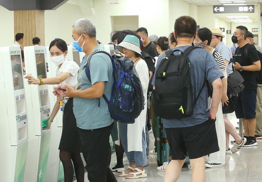 台军方又被炮轰“公然介选”！今天是岛内“大选”投开票日，继前几天台军方突发警报示