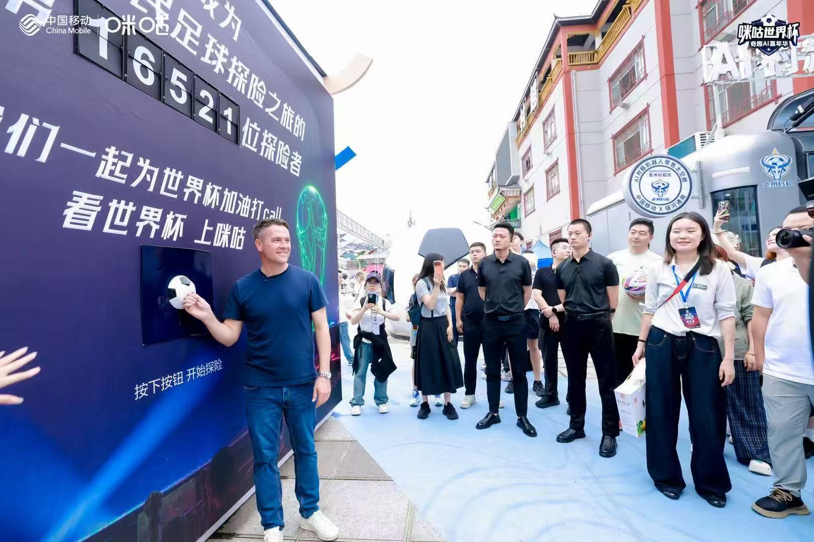 欧文在贵州的快乐被拍到了欧文的人气在贵州藏不住了 前一秒是驰骋赛场的追风少年，下
