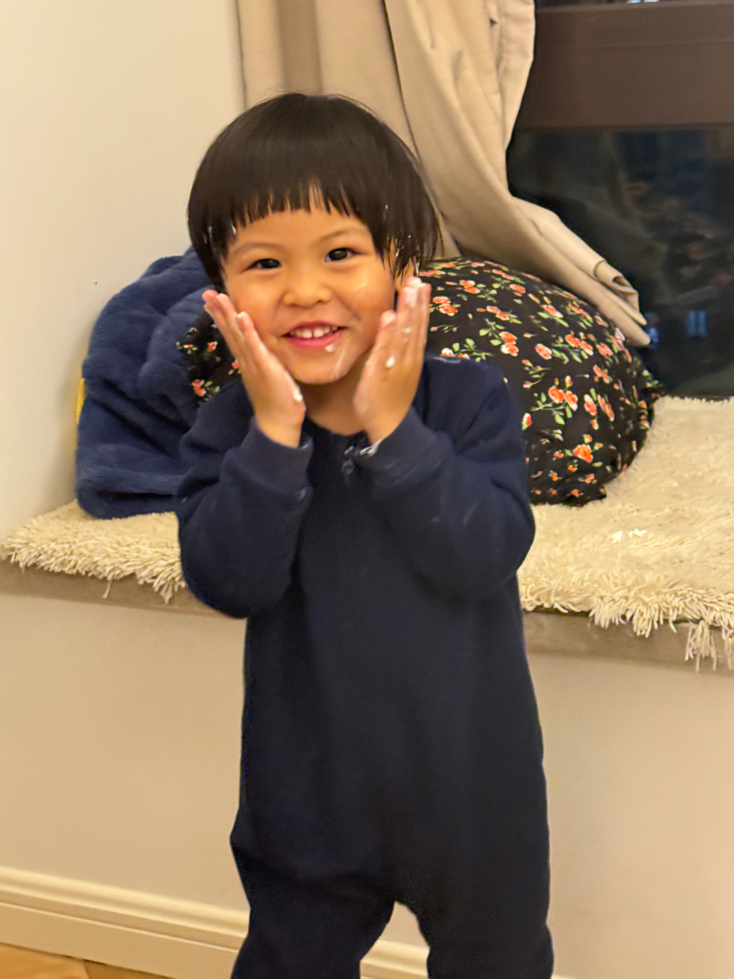 一个不注意，被孩子发现了一瓶身体乳带娃随手拍