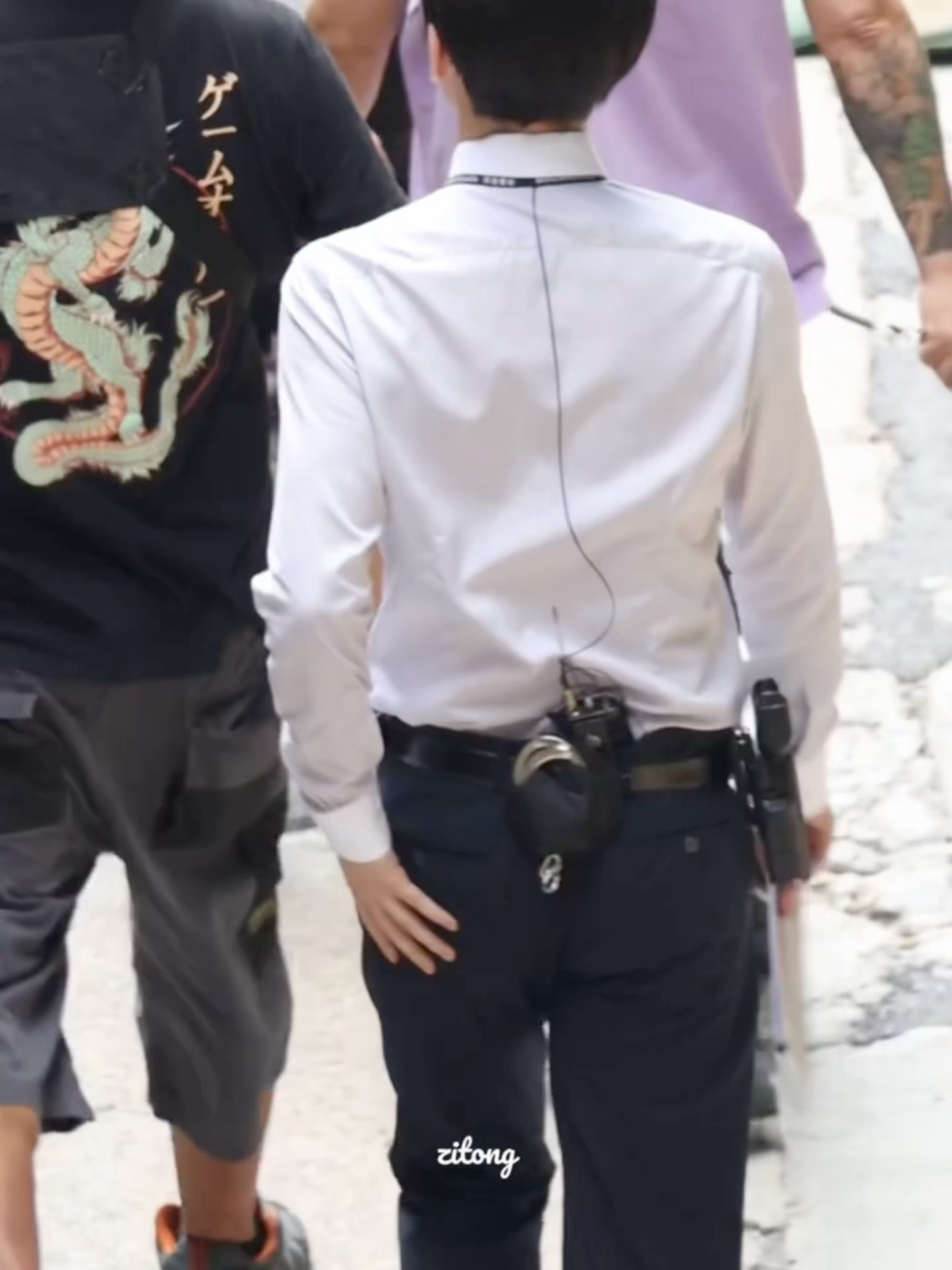 哥哥的小尾巴，一晃一晃的