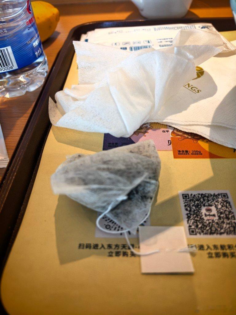 浦东东航休息室的龙井绿茶散茶也没有了，换成茶袋了。虽然原来品级也不高，但至少还是