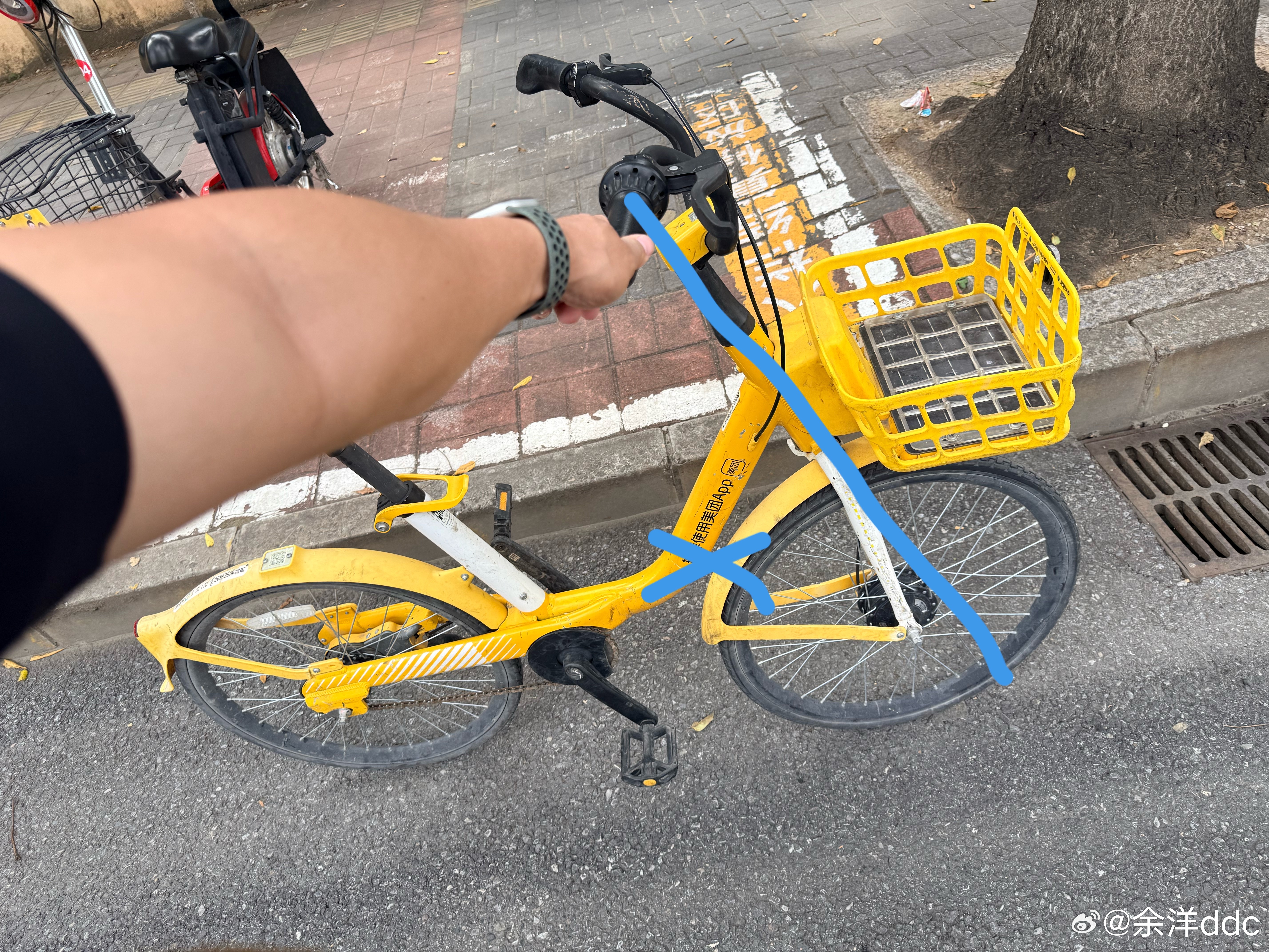 事故小黄车测评，前悬架受损，导致主销后倾角变得直立，回正力矩减小，稳定性变差，轮