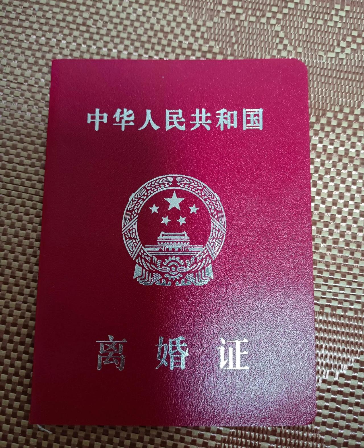 我闺蜜大半夜看完英子直播，
气得不行，马上给我发消息，
说：“英子独自带娃这么多