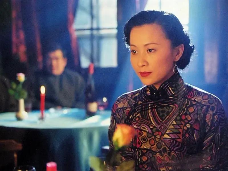 1996年播出的台湾电视剧《侬本多情》讲述了在战乱纷飞的年代，穷家女香雪儿（刘嘉