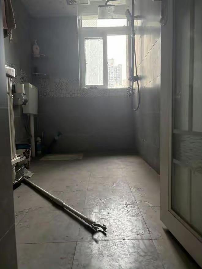 家暴从来不分男女，肢体暴力可怕，长期的精神施压、言语羞辱、步步紧逼，同样能把人逼
