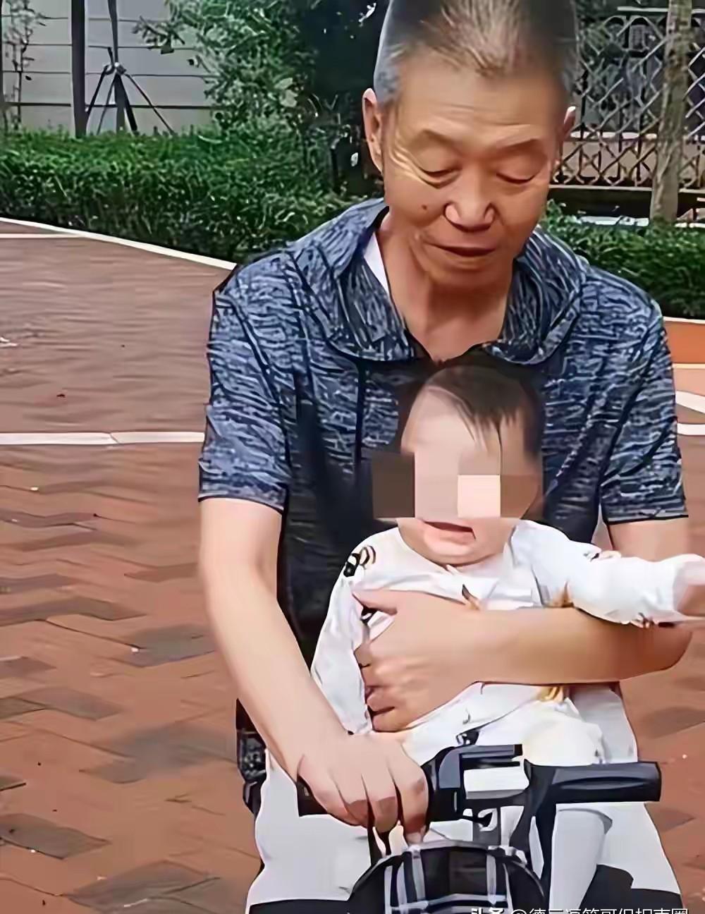 60多岁抱着4岁闺女上街，这画面你说魔幻不？
台上他是“津味”老炮儿，台下他是真