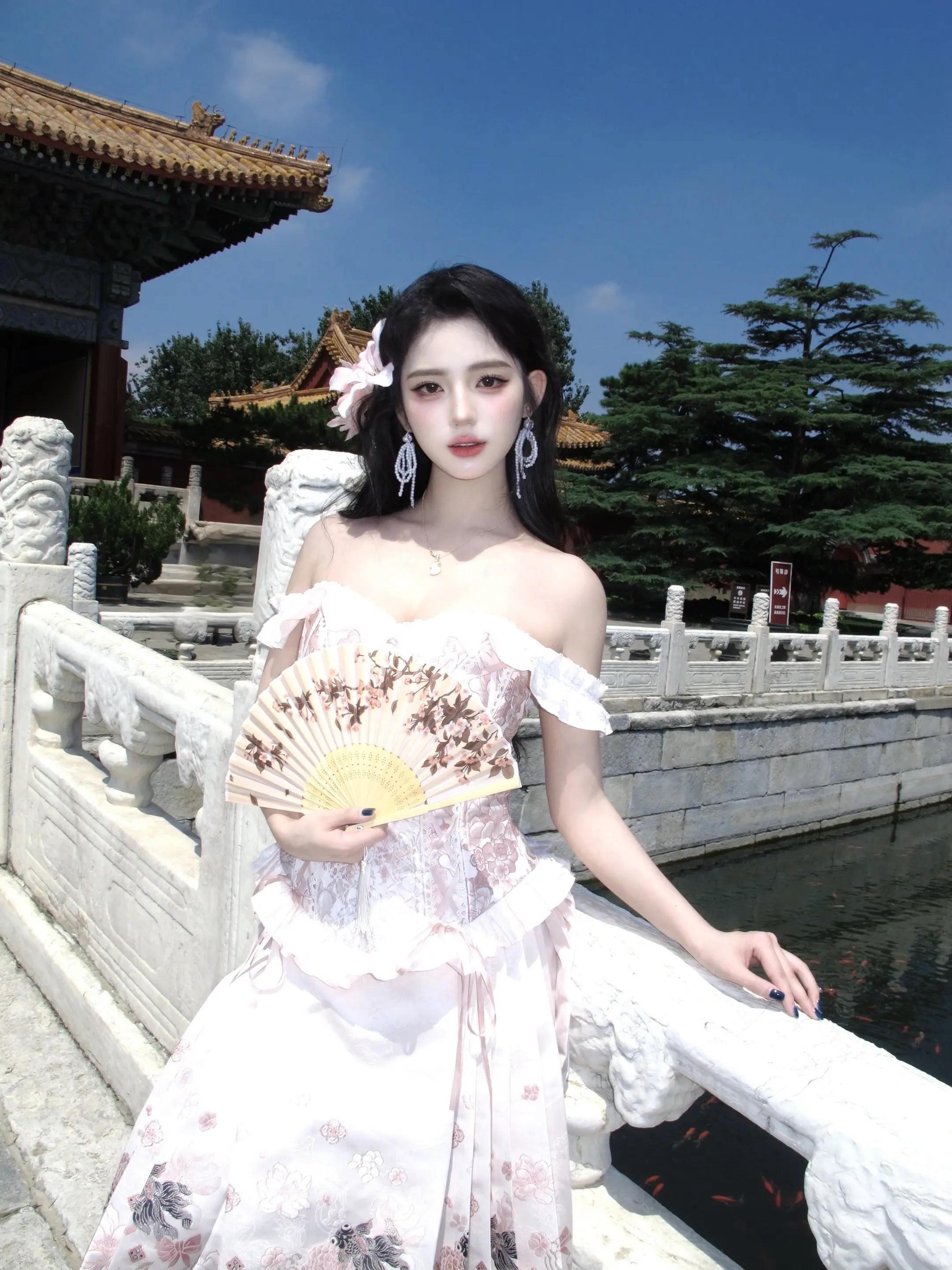 紫禁城的琉璃瓦藏着旧年风月，庭院的绿叶盛着人间温柔。 我执一把花扇，站...