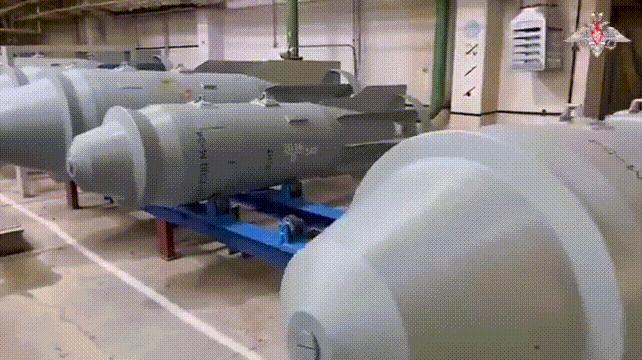 3吨大炸弹来了！俄军开始批量生产FAB-3000滑翔制导炸弹。3月21日，俄罗斯