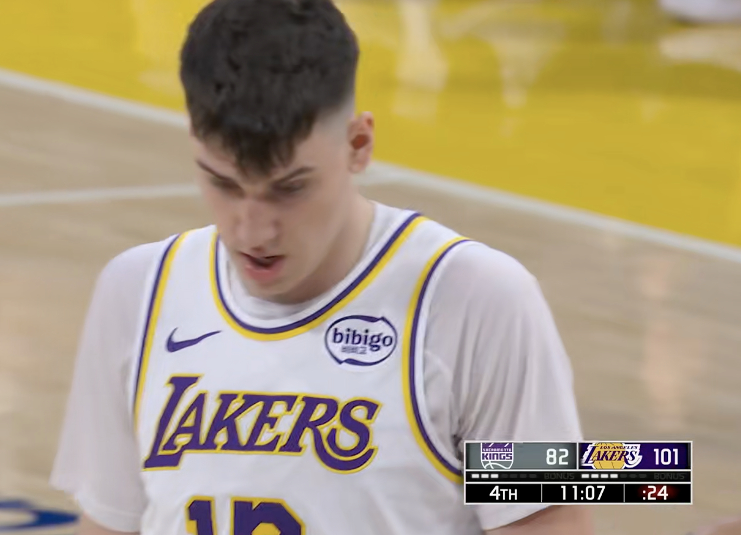 第四节开始，拉拉维亚造成今天他个人第三个2+1！国王vs湖人