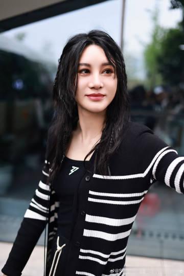 #尚雯婕没有锁骨#尚雯婕没有锁骨，但是她的音乐风格多样，不断尝试创新，为我们带来