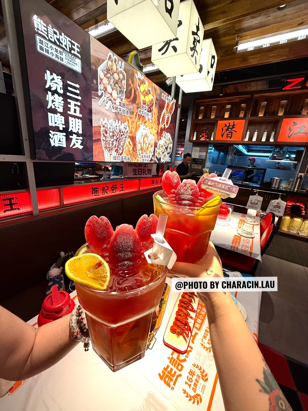 18年老字号果然会整活！比手机还大的虾！！ 广州人偷偷吃了18年的虾王...