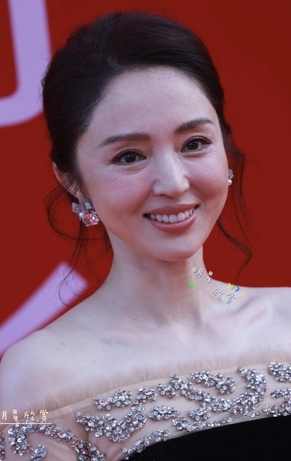 这才是真实的董璇，
卸妆后可能还不如同龄的素人。
所以理解了她的感情生活，46岁