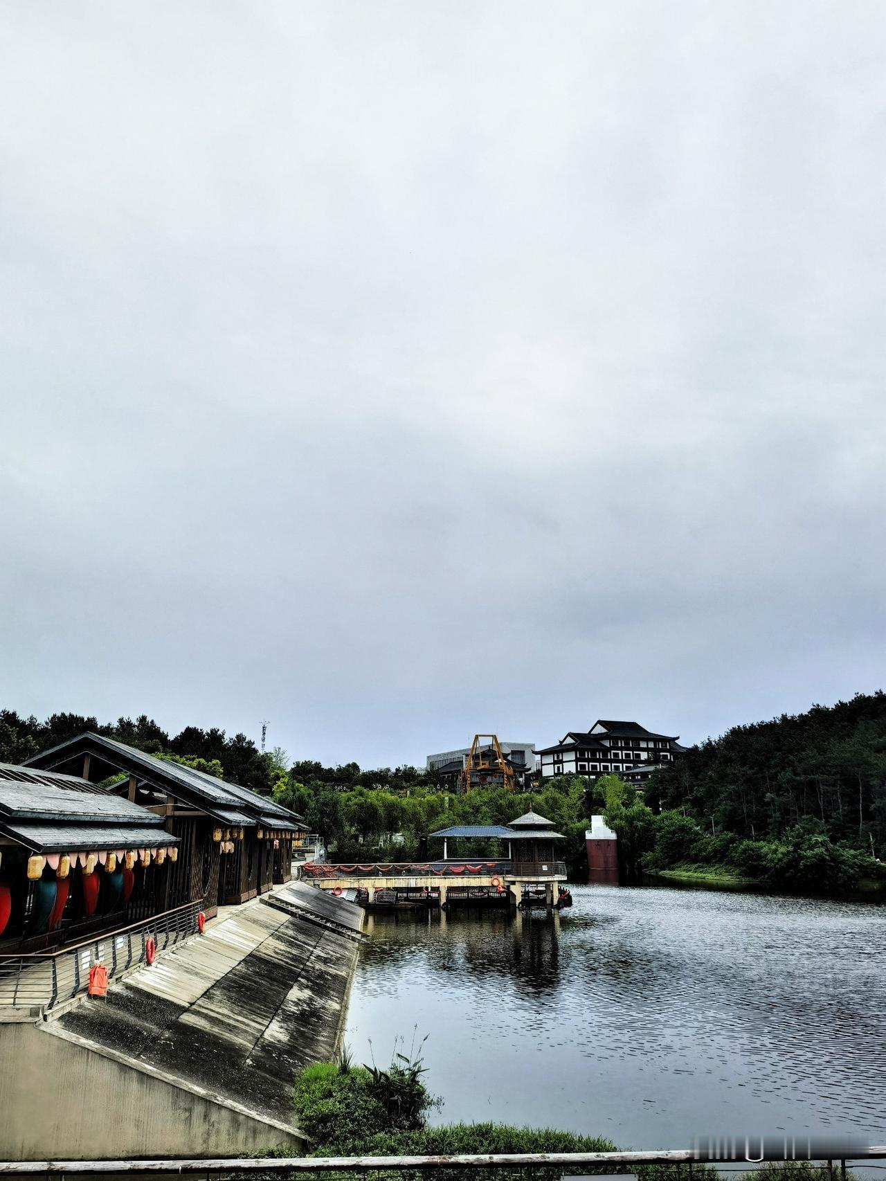 在荆门园博园，竟然遇见了摩天轮！

一路闲逛，沿路慢行，居然登上了园博园的最高峰