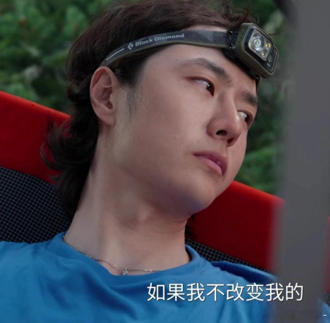 笑鼠了。。。王博在听瑞德说话的时候 咱小骨头项链悄咪咪的探头了啊啊啊啊 敢不敢拿