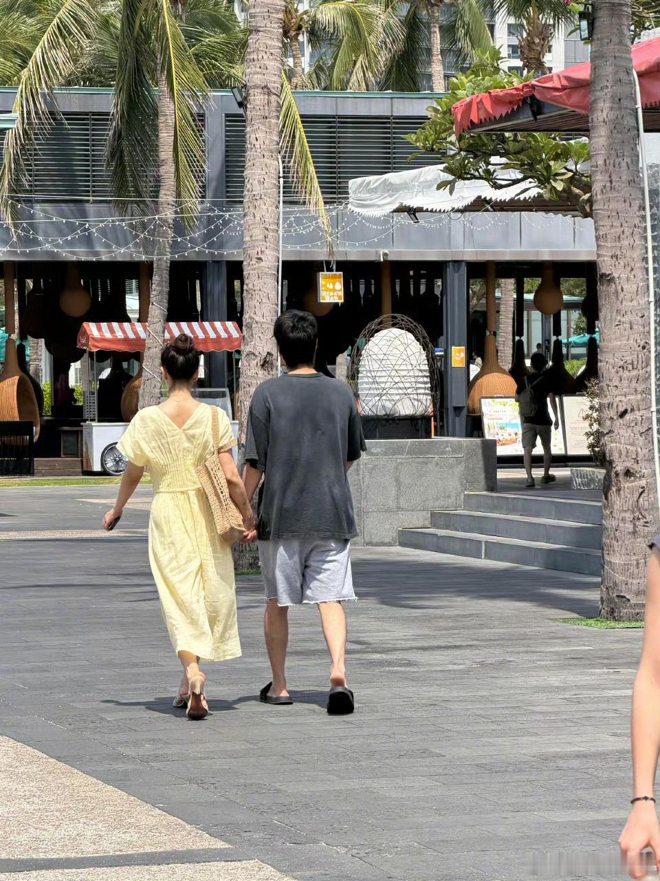 这次偶遇是直接活捉何韩本人了谁的三亚风如此甜！！！三亚偶遇赵又廷高圆圆牵手散步