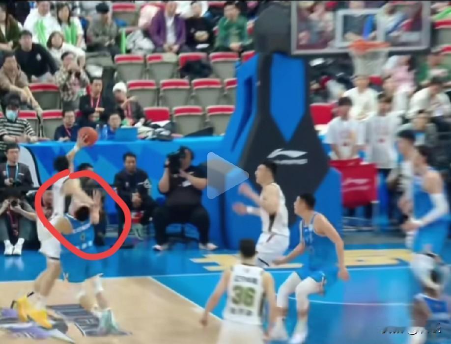 辽宁队输球了，原因就是主教练又发脾气了
姜宇星在抢篮板时候右手明显有支肘动作，这