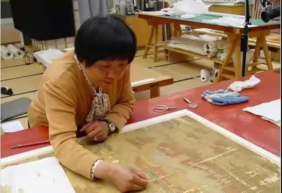 1987年，大英博物馆中，一名女子拿起开水泼到了古画上，周围人都被吓傻了，谁也没