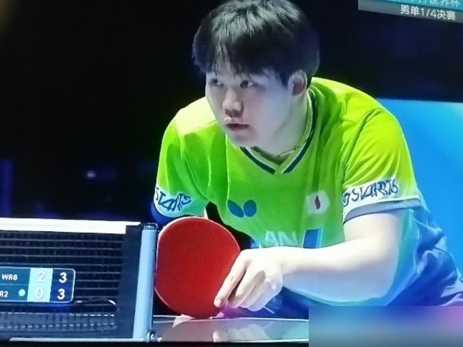 张本智和被彻底“献祭”了。
在2026年的全日本赛场上，18岁的松岛辉空连续两