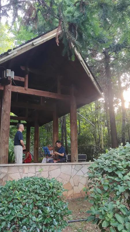 上联：孤独书是友，求下联喧嚣乐为朋