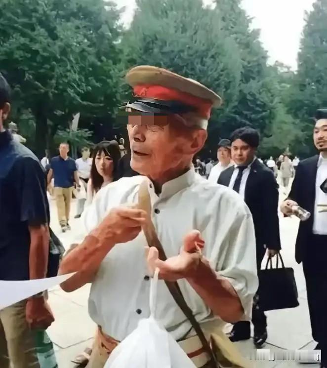 一段日本老兵的采访，短短两句话就撕开了战争狂热背后的双重标准。91岁的老人对着镜