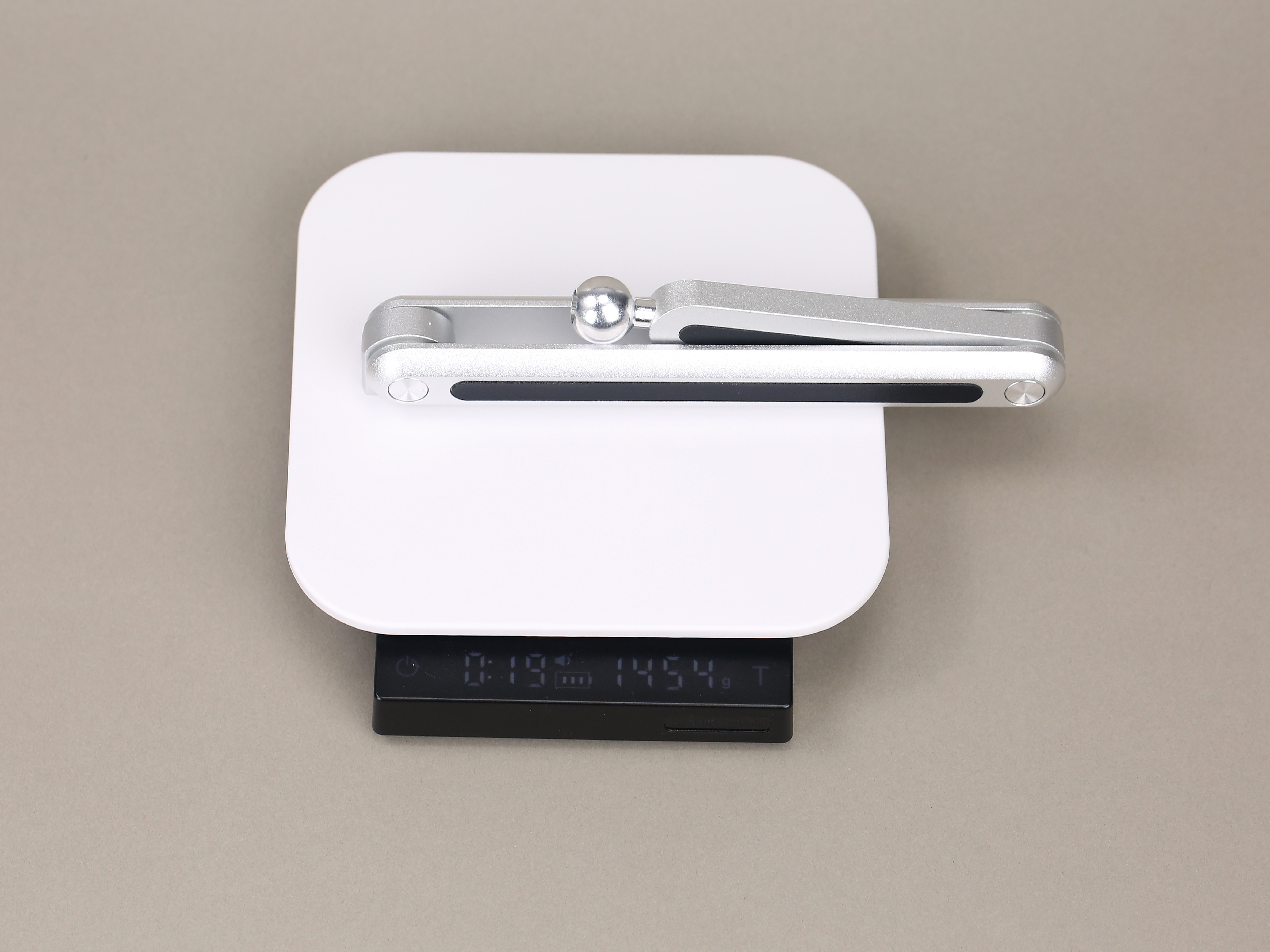 这个机器厚重的平板支架，是一个复古派用来吸大平板很合适，底座非常重。搭配真空磁吸