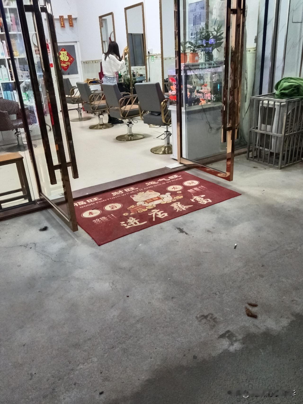 搞不懂为什么现在还有人喜拉很直的头发拉得服服帖帖难看又显老烫卷卷的不好吗