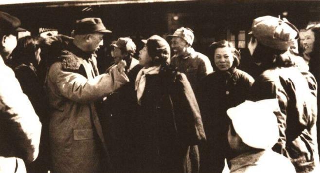 1949年2月，薄一波在北平车站迎接从平山县西柏坡到北平的邓颖超一行