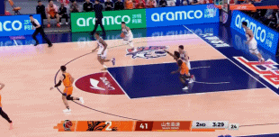 高诗岩持球推进到前场，一个后撤步，三分出手…擦，一个三不沾！
高诗岩三分投篮8中