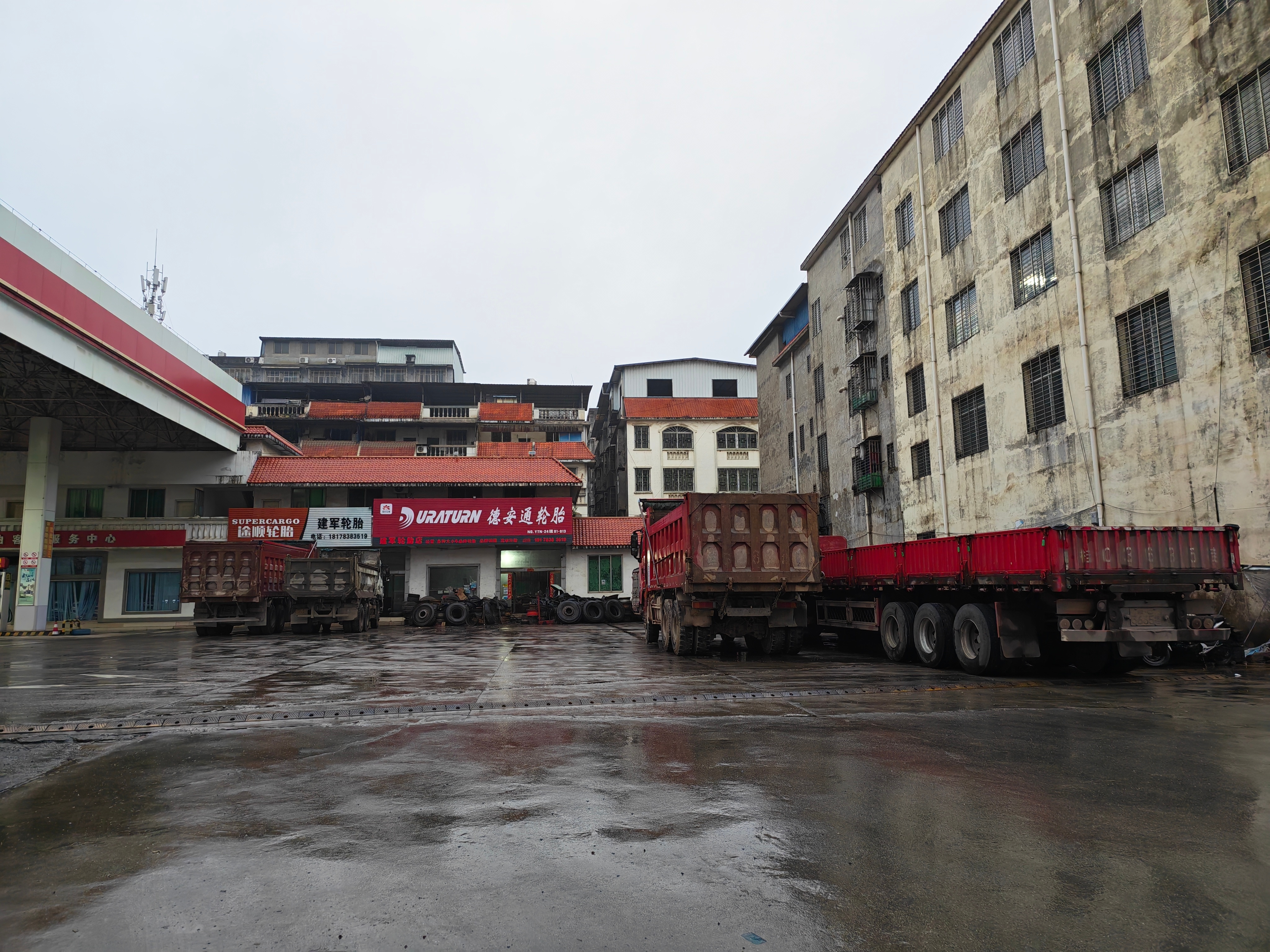 下午去加油，那些重卡已经提前开始排队了，最近油价真的有点疯狂啊！中国石化提示提前