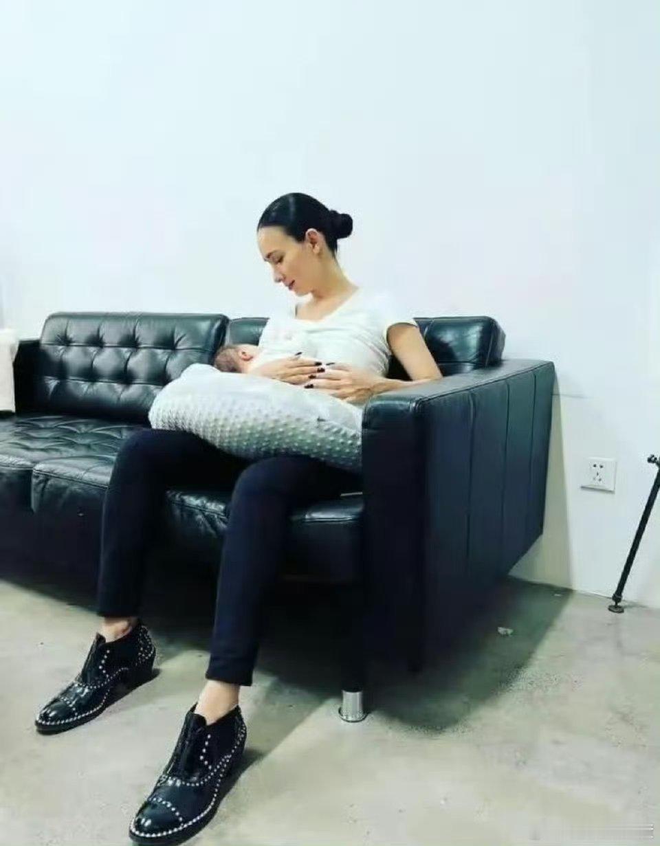 妈妈们的互联网嘴替来了卢靖姗简直是妈妈们的互联网嘴替全网宝妈疯狂共鸣！卢靖姗直言