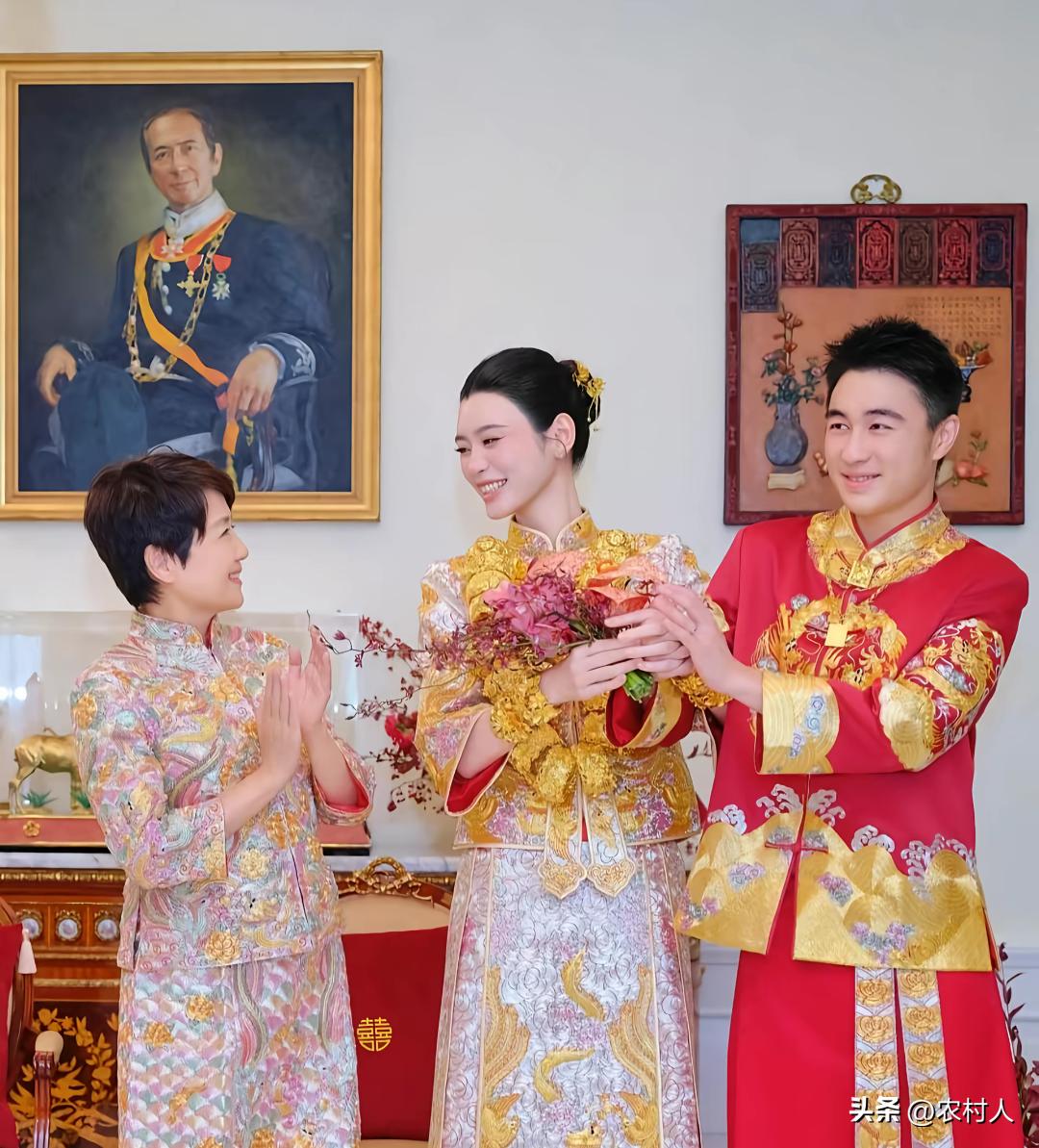 奚梦瑶穿的是高定褂皇，盘金刺绣，工艺繁复，耗时3600小时手工缝制，是港澳传统婚