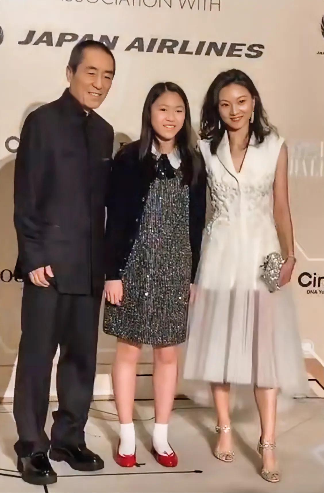 张艺谋一家三口同框，妻子温文尔雅，女儿贵气自知，国师真是人间清醒啊，一个是中国导