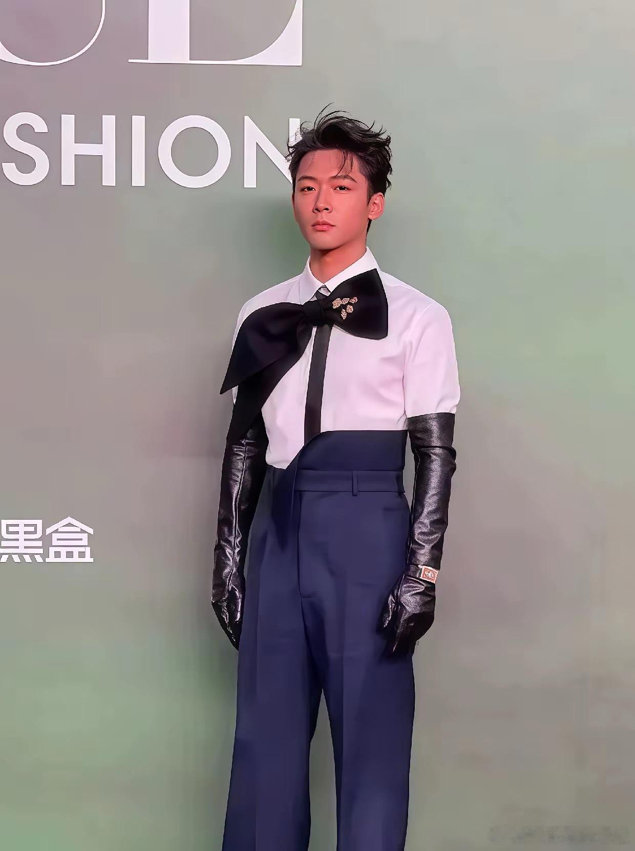 听我一句劝​张晚意别去走秀了​倒不是说他长得不帅而是他的帅只适合大荧幕。​张晚意