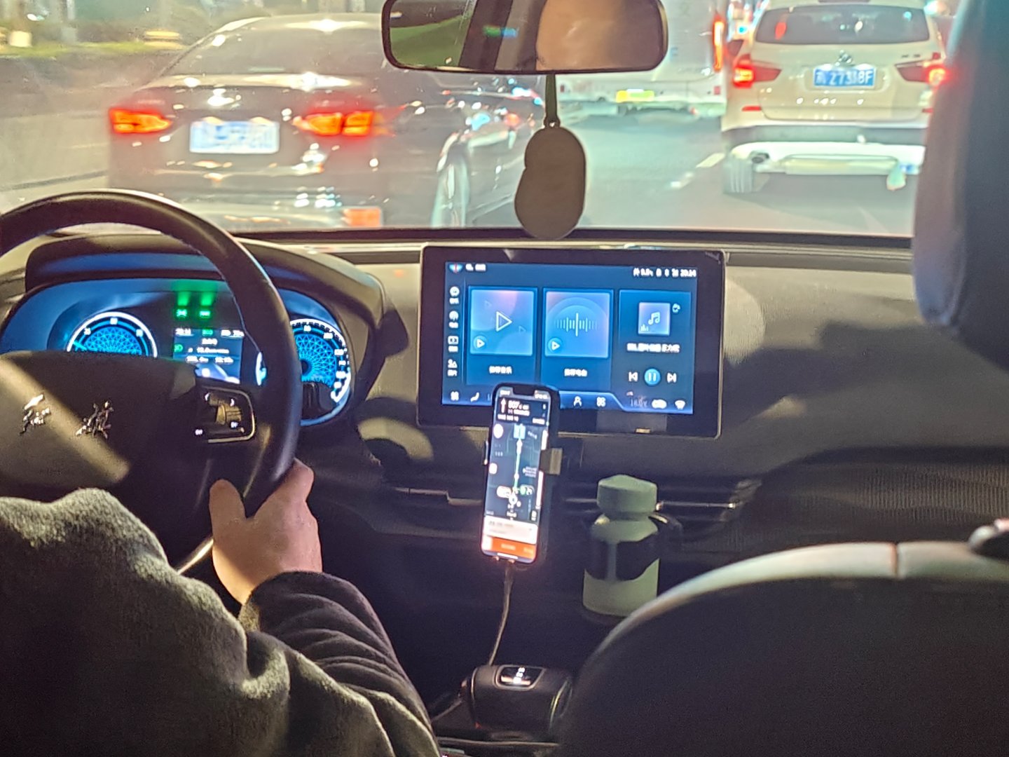 有些地方用红旗E-QM5注册专车，比如成都，咋想的，尺寸虽然是B级车，但看着真的