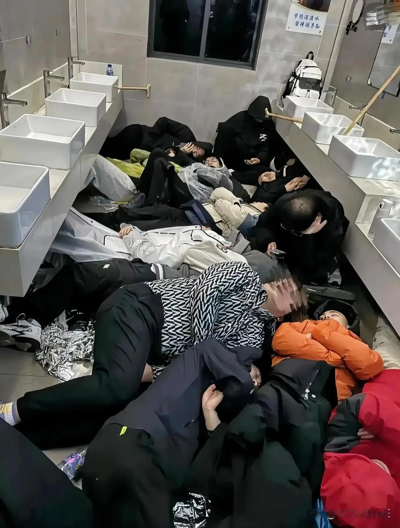 在黄山风景名胜区，近期出现了一个引人注目的现象：部分游客因住宿问题而选择在景区厕