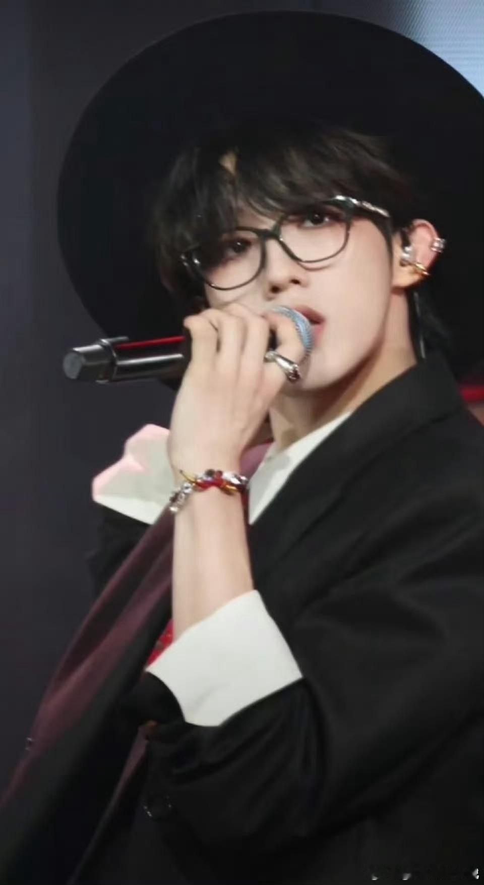 苏新皓 不是明星褪去舞台光环，他只是纯粹热爱舞蹈与音乐的少年。永远真诚努力，默默