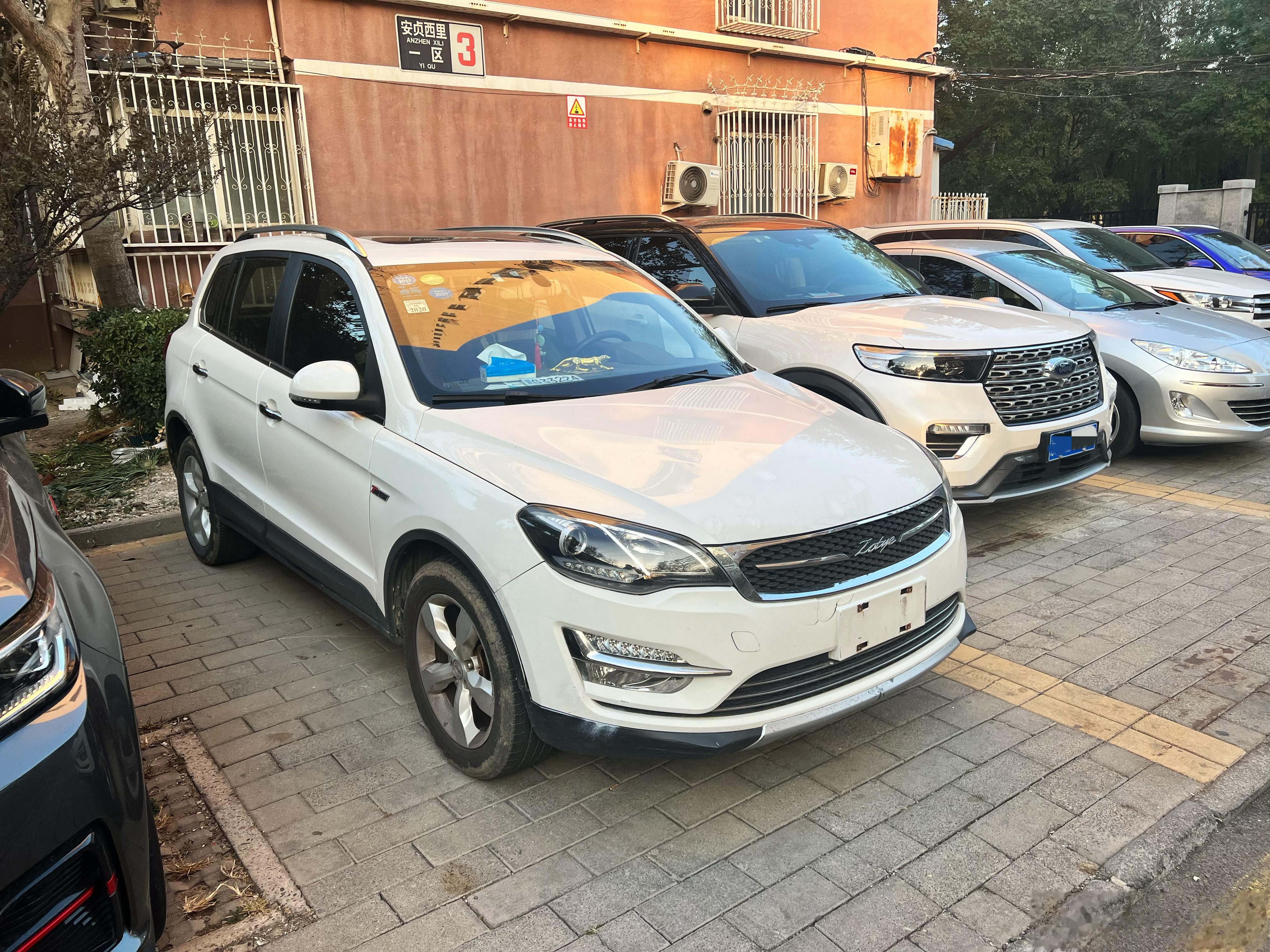 哟，活的…叫什么来的…众泰大迈X5！大众外观，宝马内饰，下盘抄谁的忘了好像是丰田